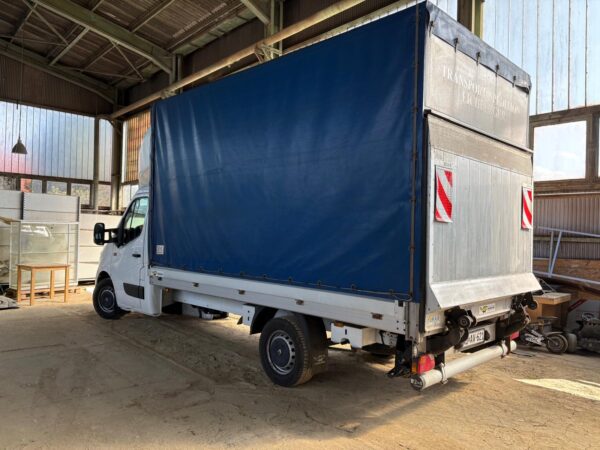 Renault Master emelőhátfalas kisteherautó oldal-hátulról