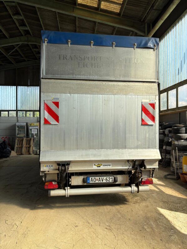 Renault Master emelőhátfalas kisteherautó hátulról